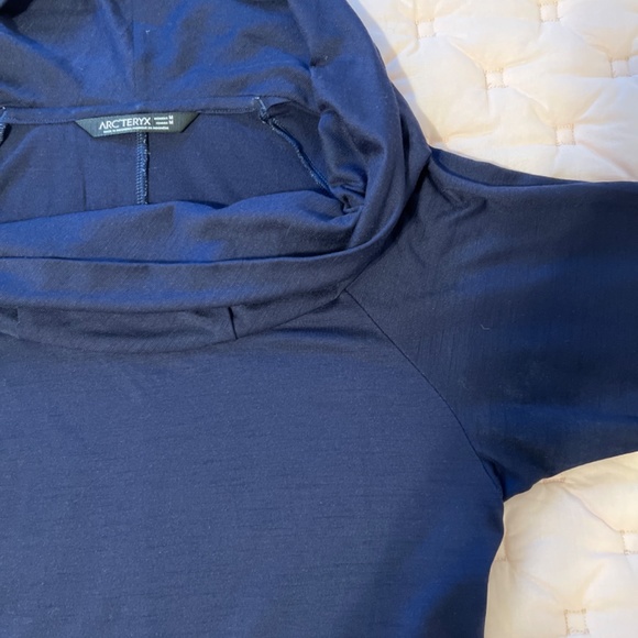 Women’s Arcteryx dark blue short sleeve shirt - Picture 4 of 5